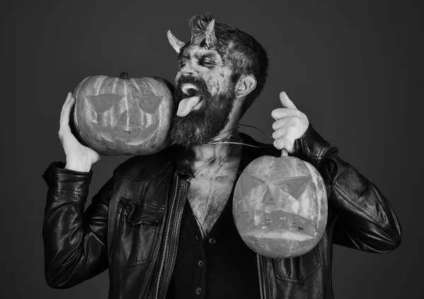Diablo o monstruo con decoraciones de octubre. Hombre usando maquillaje aterrador — Foto de Stock