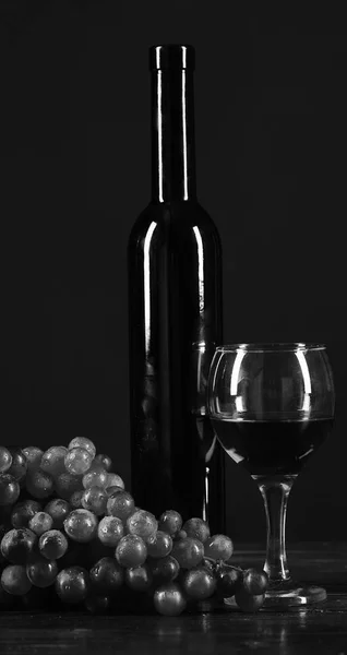 Vinificação e degustação ainda conceito de vida. Bordéus ou vinho de cabernet — Fotografia de Stock