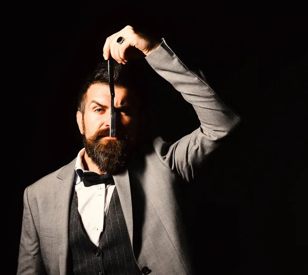 Resmi takım elbiseli maço sakal tıraşı olur. Uzun sakallı adam