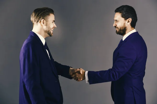Les hommes en costume ou les hommes d'affaires se tiennent la main — Photo
