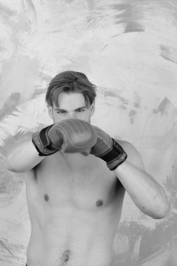 Renkli arka planda dağınık saçlı adam..