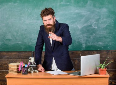 Öğrenci veya öğrenci için söz. Öğretmen sakallı adam ilginç hikaye anlatayım. Öğretmen ilginç muhatap en iyi arkadaşım. Öğretmen karizmatik hipster stand tablo sınıf kara tahta arka plan