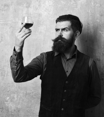 Hizmet ve restoran içecekler kavramı. Adam sakal ve bıyık