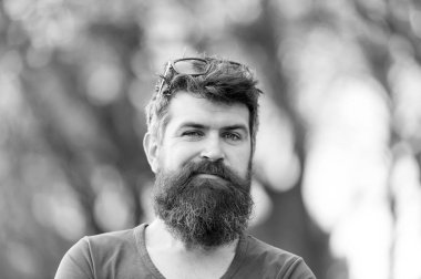 Gözlüklü adam uzun sakal ve bıyık giyer kafa, ufuk arka plan üzerinde. İle neşeli yüzündeki gri sakallı hippi. Berber kavramı. Adam şık sakal ve saç kesimi ile iyi görünüyor