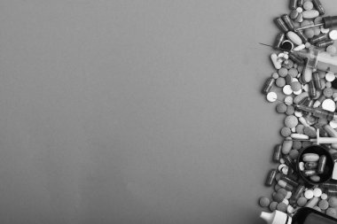 Yeşil arka plana saçılmış renkli haplar.