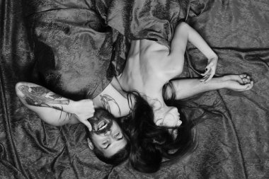 Bayan yalanlarla Yaşasın gösterilen sakallı