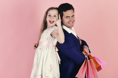 Kız ve adam heyecanlı yüzleri arkaya birlikte