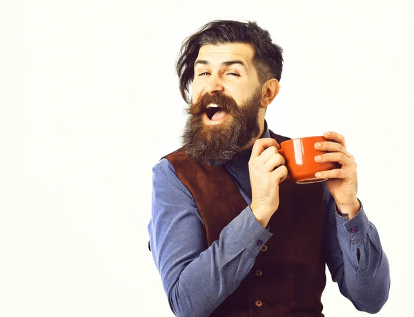 Homme barbu tenant tasse avec café, thé avec visage heureux — Photo