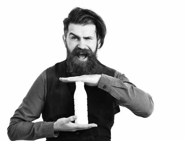 Бородатый мужчина держит бутылку кефира со счастливым лицом — стоковое фото