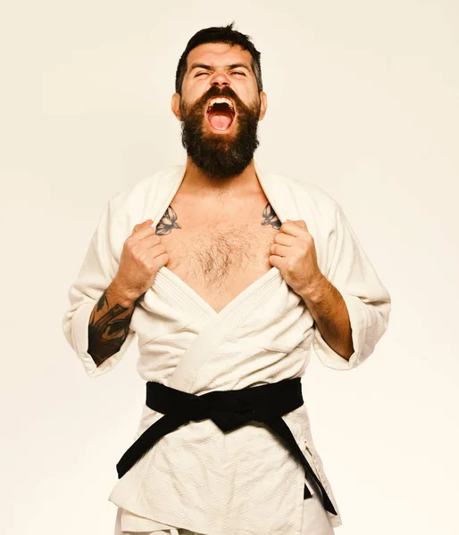 Karate man med argt ansikte i uniform. Orientalisk sport koncept. — Stockfoto
