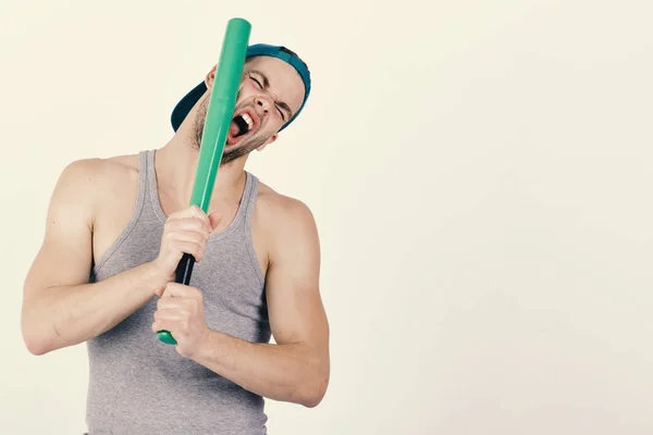 Hombre en sombrero de béisbol verde cian sobre fondo blanco — Foto de Stock