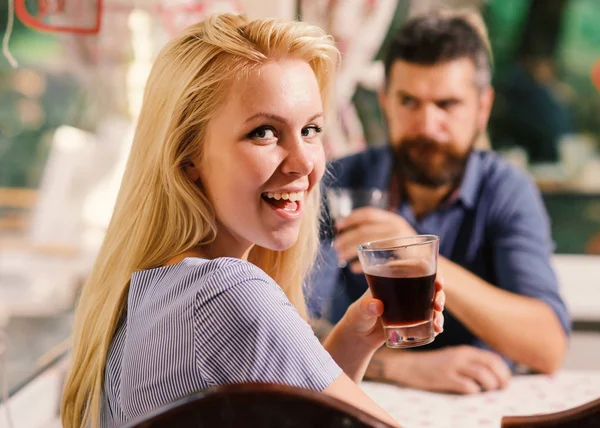 Date und Drink Konzept. Frau mit glücklichem Gesicht — Stockfoto