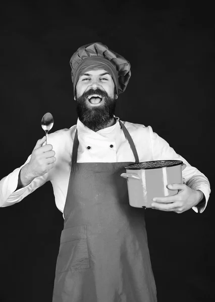 Chef con cazuela roja o cacerola y cubiertos . —  Fotos de Stock