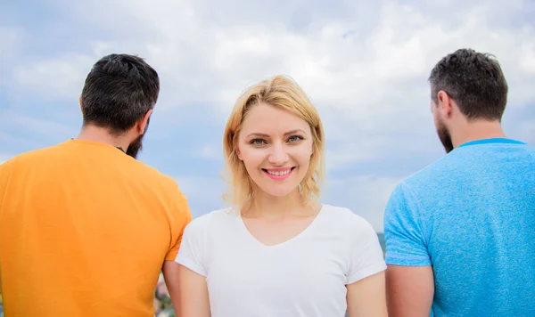 Beste eigenschappen van grote vriendje. Ze moet kiezen beter vriendje. Alles wat die u weten moet over het kiezen van de juiste man. Meisje wie denken ze gaan vragen daten. Meisje staan vooraan twee anonieme mannen — Stockfoto