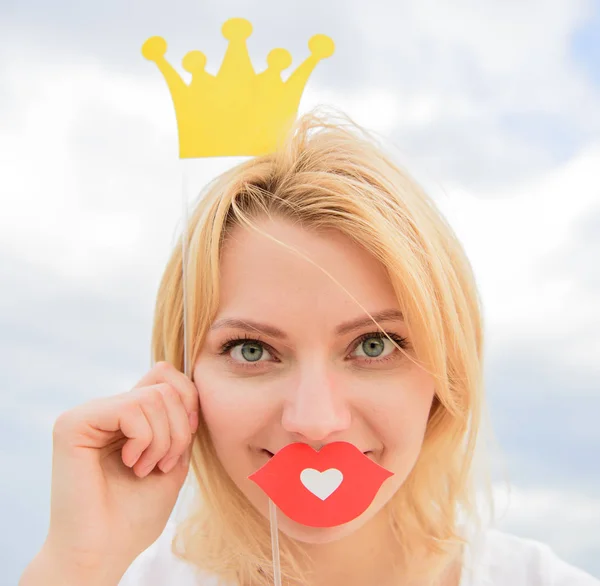 Mujer cabello rubio sostienen tiara de cartón o corona y labios rojos símbolo del amor fondo del cielo. Sueña con que cada chica se convierta en reina. Princesa posando alegre con corona amarilla. Princesa juguetona — Foto de Stock