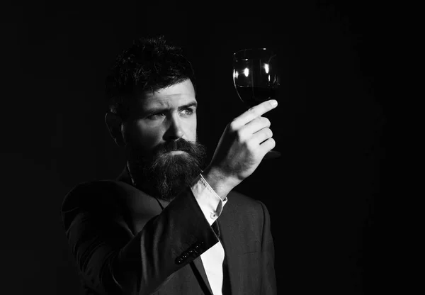 Kenner mit ernstem Gesicht probieren teuren Cabernet-Wein — Stockfoto