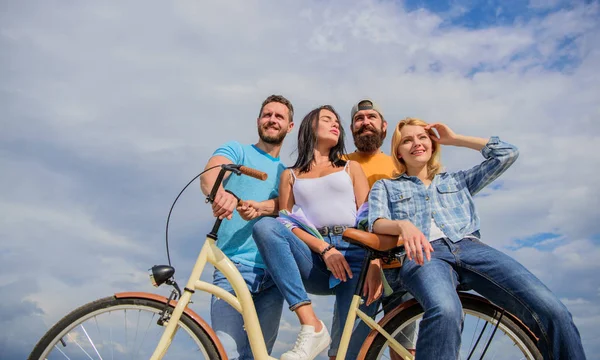 Udział lub wynajem serwis rowerów. Firma stylowych młodych ludzi spędzić aktywny wypoczynek na świeżym powietrzu na tle nieba. Rower jako najlepszy przyjaciel. Jazda na rowerze, nowoczesność i kultury narodowej. Grupa przyjaciół spędzać czas z rowerów — Zdjęcie stockowe