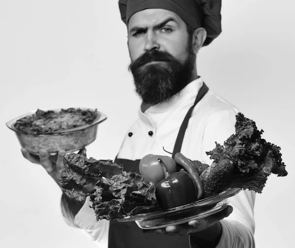 Щасливий шеф-кухар представляє салат з овочів — стокове фото