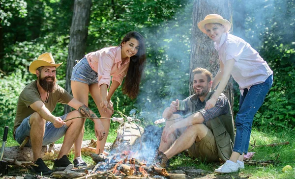 Mükemmel bir gün yürüyüş piknik için planlıyoruz. Arkadaşlar şenlik ateşi rahatlatıcı. Arkadaşlar piknik keyfini gıda doğa orman arka plan yemek. Ormandaki hoş zammı piknik. Şirket arkadaş ya da aile piknik gıda kavurma