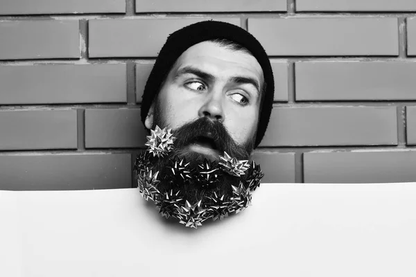 Homem Barbudo Barba Comprida Brutal Caucasiano Hipster Surpreso Com Estrelas — Fotografia de Stock