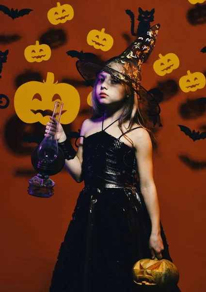 Halloween feest en decoraties concept. Kind in griezelige heksen kostuum — Stockfoto