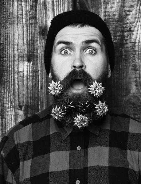 Uomo barbuto, brutale caucasico sorpreso hipster con stelle della decorazione regalo — Foto Stock