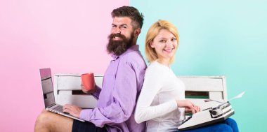 Özgün otantik öznitelik yazar. Çift yazarlar farklı araçlar yazma kitap kullanın. Gerçek autor otantik ekipman. Çalışma arkadaşları farklı yaklaşım. Adam kullanmak laptop kız retro daktilo gibi