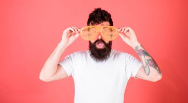 Öznitelik ve şık aksesuar güneş gözlüğü parti. Hippi giyim çekim gölgeler güneş gözlüğü. Adam hipster giyer dev louvered güneş gözlüğü sakallı. Göz koruma aksesuar kavramı. Moda aksesuar