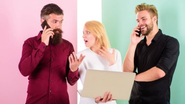 Dizüstü smartphone her zaman online. Modern bir meslek. Erkek kadın sosyal ağlar ile çalışma keyfini çıkarın. Modern teknolojiler hayat daha kolay. Meslek dijital sosyal medya pazarlama modern teknolojiler gerektirir