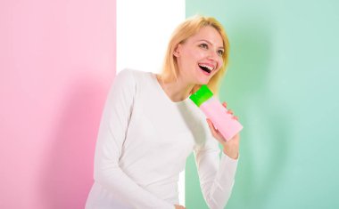 Kız sarışın şampuan şişesi tutar. Saç bakım sırrımı. Kadın güzellik ürün saç için gösterir. Güzellik tedavi ürün. Kız şampuan şişesi ürün önerir tutar. Uzman ipuçları inanılmaz saç elde