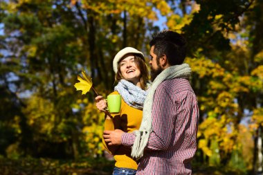 Romantizm ve Sonbahar ruh kavramı. Eşarp aşık çift
