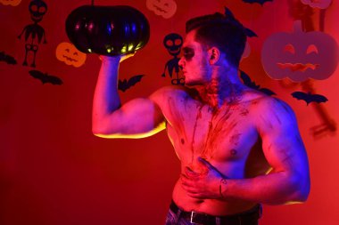 Adam ciddi bir yüz ve kas gövde