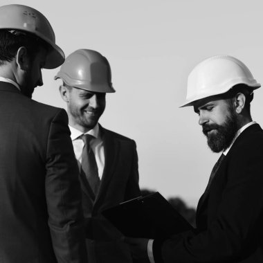 Karmaşa konsepti. Sakallı ve gülen yüzlü adamlar kontrol ediyor.