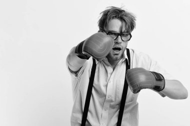 Beyaz arka planda izole edilmiş deri kutu ekipmanı olan inek.