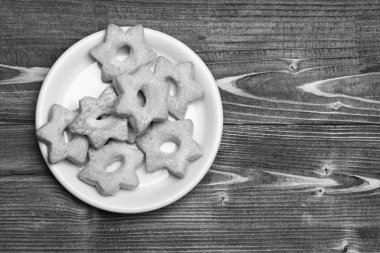 Ahşap arka planda çay kurabiyeleri, kopyalama alanı. Yıldız şekilli bisküviler