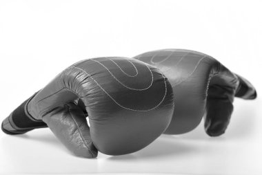 Kırmızı renkli boks eldivenleri beyaz arkaplanda izole edildi