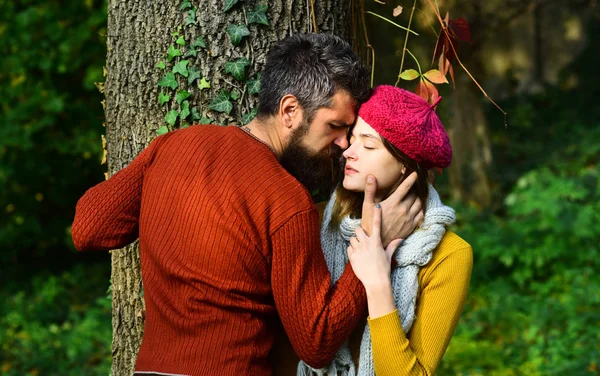 Mann und Frau mit romantischen Gesichtern auf herbstlichem Naturhintergrund — Stockfoto