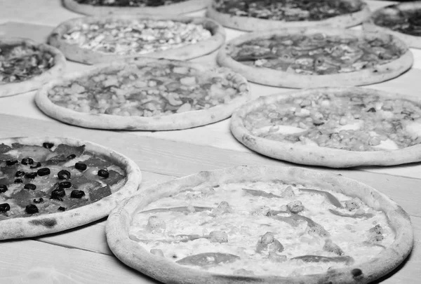Кружки для пиццы с мясом, грибами, помидорами и сыром — стоковое фото