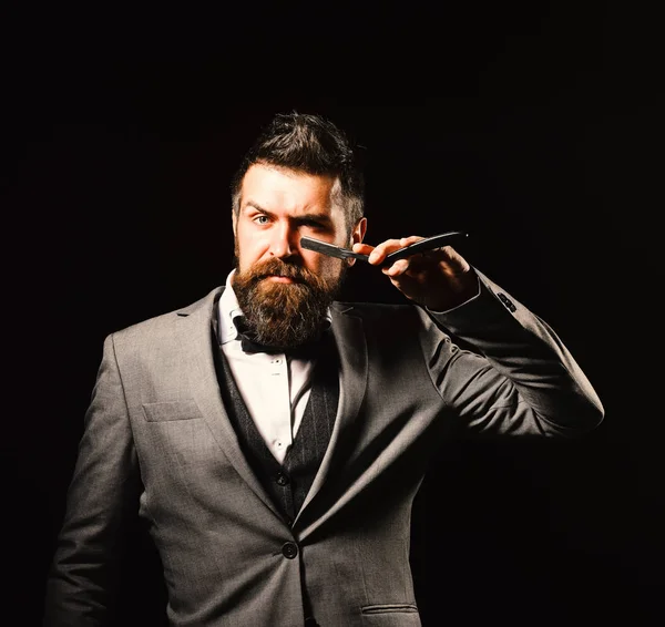 Conceito de serviço de negócios e barbearia. Homem com barba comprida — Fotografia de Stock