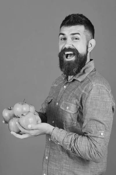 Concepto de jardinería y cultivos de otoño. Agricultor con cara alegre —  Fotos de Stock