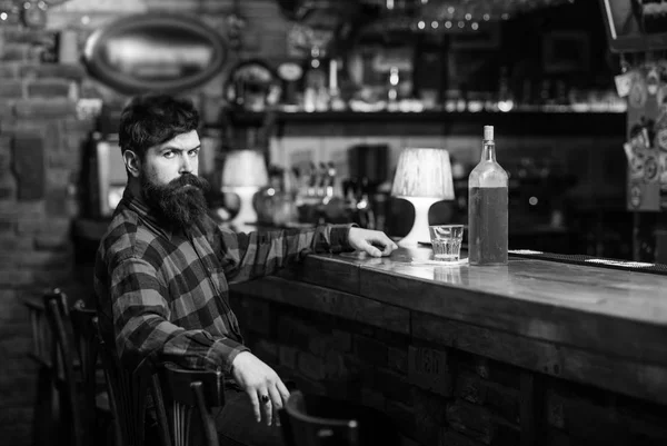 Chlap tráví volný čas v baru, rozostřené pozadí. — Stock fotografie