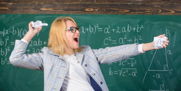 Harto de fracasos. Maestro gritando la cara sostiene pedazos de papel con errores mal resueltos prueba. La prueba y el error es un método fundamental para resolver problemas. Maestra sostiene pedazos de papel arrugados — Foto de Stock