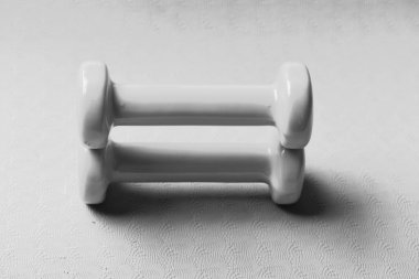 Şekil verme ve fitness ekipmanları. Cyan mavisi dambıllar