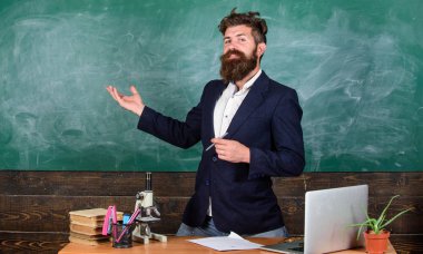 Öğretmen sakallı adam ilginç hikaye anlatayım. Öğretmen ilginç muhatap en iyi arkadaşım. Öğrenci veya öğrenci için söz. Öğretmen karizmatik hipster stand tablo sınıf kara tahta arka plan