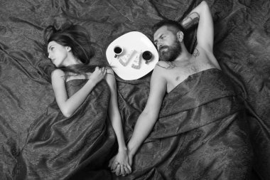 Sakallı ve sakin yüzlü adam romantik kahvaltı yapar.