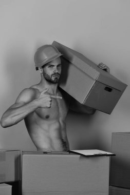 Kendini beğenmiş suratlı maço kask takıyor ve klasörü var..