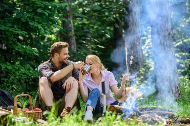 Hafta sonu piknik. Gıda zammı ve kamp için. Çift sit şenlik ateşi yakın yemek aperatifler ve içecekler. Kaç aşk kamp orman içinde yürüyüş. Atıştırmalıklar ve içecekler zammı. Çift Doğa arka plan yemek için mola