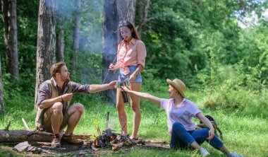 Hafta sonu harika vakit. Var snack için bir ara verelim. Şirket arkadaşlar gıda Aperatif doğa arka plan yemek. Yürüyüşçüler piknik üzerinde. Yiyecek ve içecek şirketi yürüyüşçü kavurma Marshmallow aperatifler piknik yemek