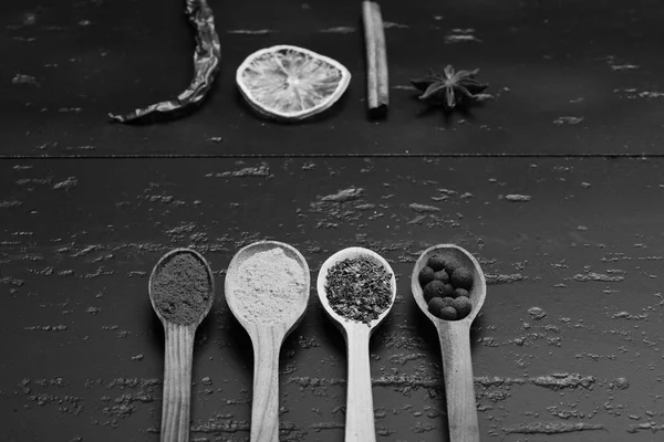 Colheres de madeira com páprica, açafrão, ervas e pimenta — Fotografia de Stock