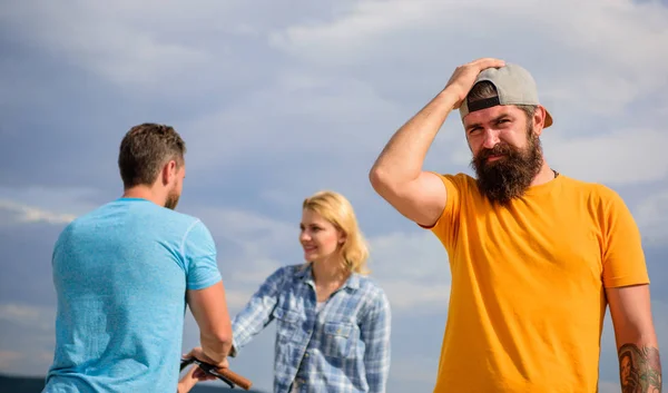 Hoe kan ik haar laten gaan. Hipster bedroevend gezicht voor verliefde paar. Hipster voelt jaloers en spijt. Ze moet mijne. Man spijt niet gevraagd haar gaan. Nu daten ze met een andere jongen — Stockfoto